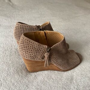 Lucky Brand Tan Suede Wedges Sz 10